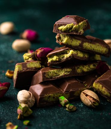 Dubai chocolate with kadayif creamy pistachio filling, luxury gourmet dessert